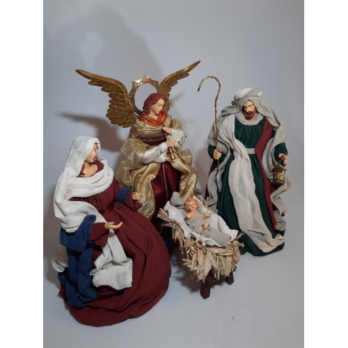 Święta Rodzina i Anioł. ZS36M . Figury w szatach z tkaniny do szopki betlejemskiej